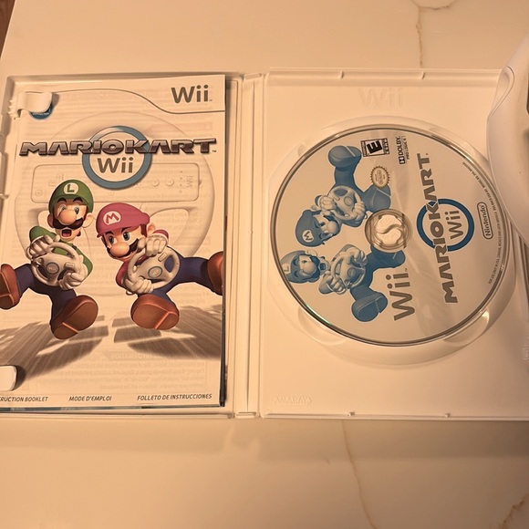 Wii MarioKart WITH steering wheel - Picture 2 of 3